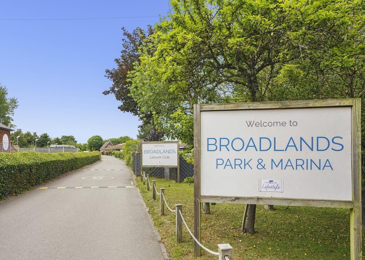 ホテル Broadlands Park And Marina Pakefield エクステリア 写真